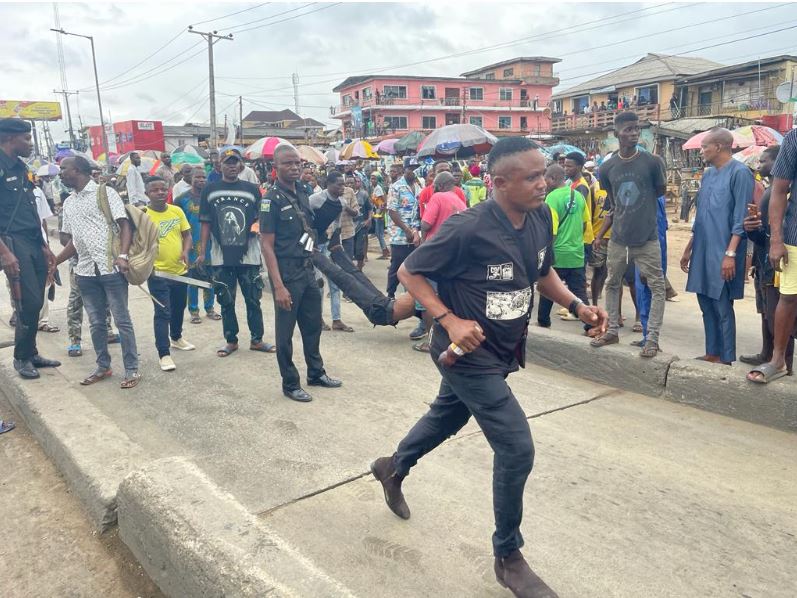 Police officer beaten by mob in Lagos after pushing man into path of BRT