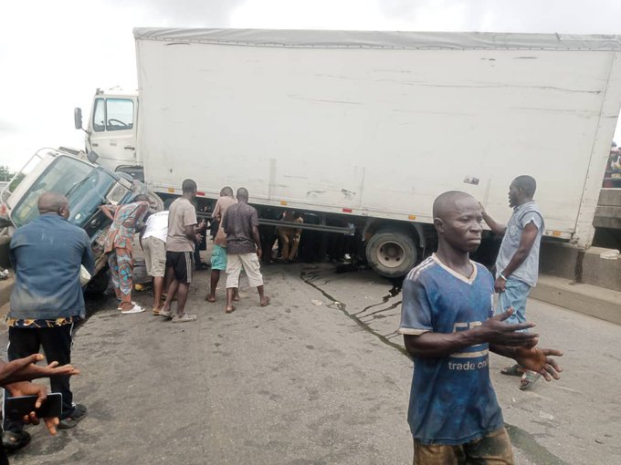 Motor Accident kills 2 people, injures 5 on Eko Bridge