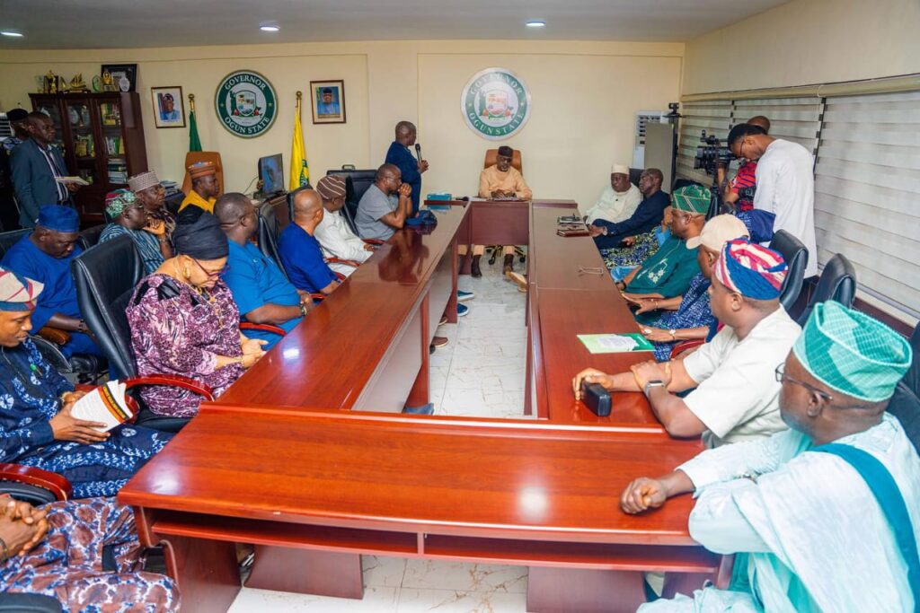 Ogun Local Government chairmen prostrate, bow to apologize to Governor Abiodun