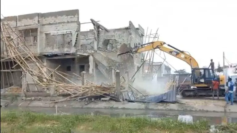 Lagos Government demolishes Illegal Structures in Lekki