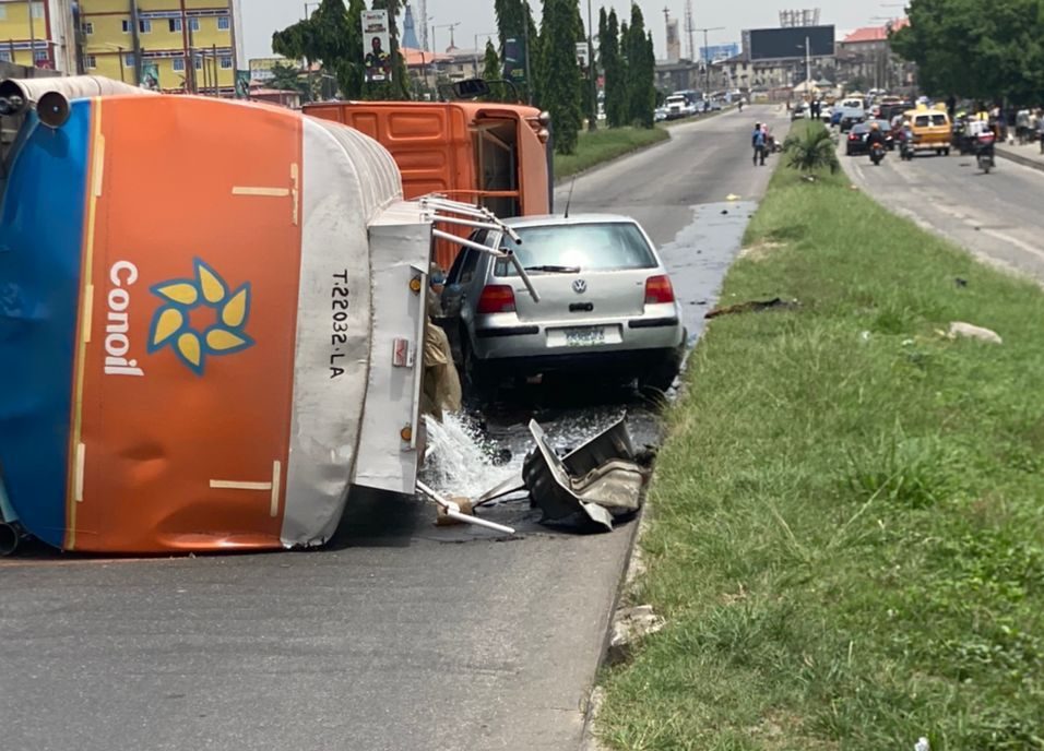 LASTMA, LASEMA, Fire Service prevent fire explosion, after Petrol Tanker accident in Surulere