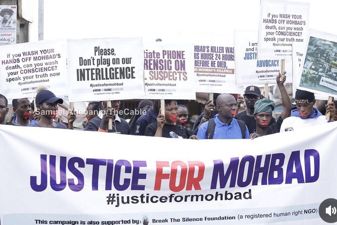 Yomi Fabiyi leads protest as Mohbad’s parents arrive court for inquest