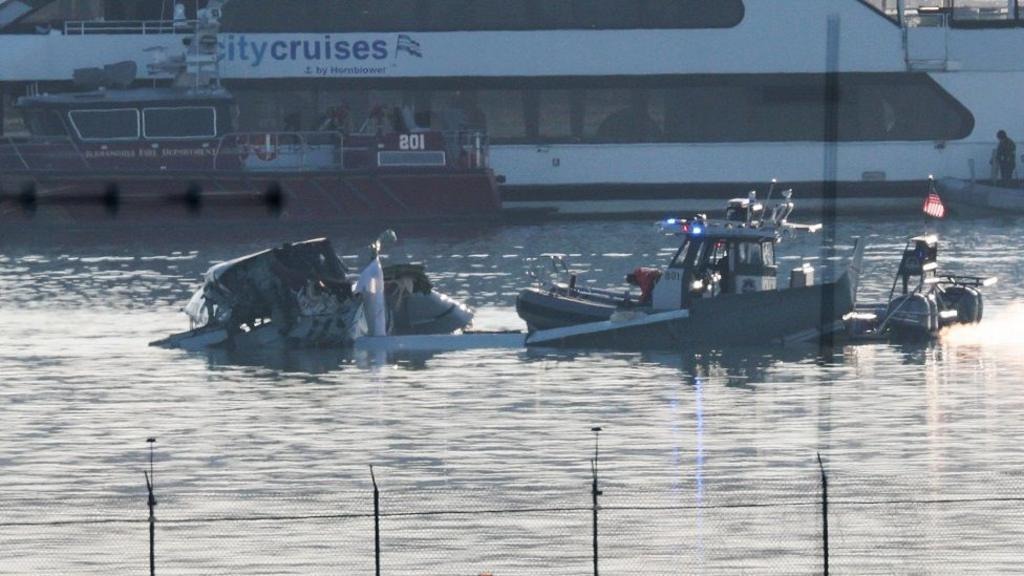 Tragic Midair Collision: American Eagle Jet and Army Helicopter Crash into Potomac River, All Feared Dead